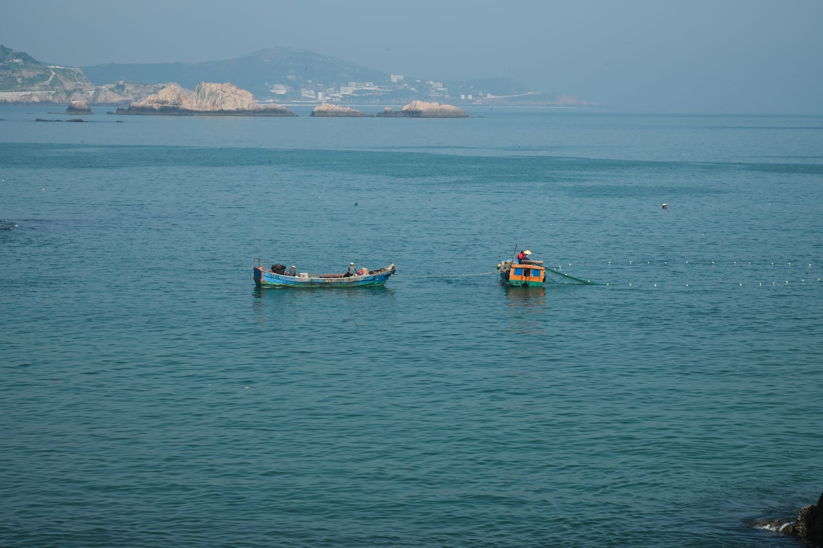 Deux bateaux de pêche sur une mer calme